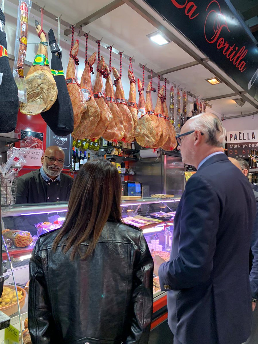 TlseMHorizons's tweet photo. 🔵 RETOUR EN IMAGES 🔵

C’était il y a déjà 2 semaines ! Édouard Philippe arrivait en fin de matinée à Toulouse !

Au marché Victor Hugo, de riches échanges avec les commerçants ont porté sur l’économie de proximité et l’art de vivre à la toulousaine…
🧺🍎🧀🥦🍷 https://t.co/eIG01f4HoE