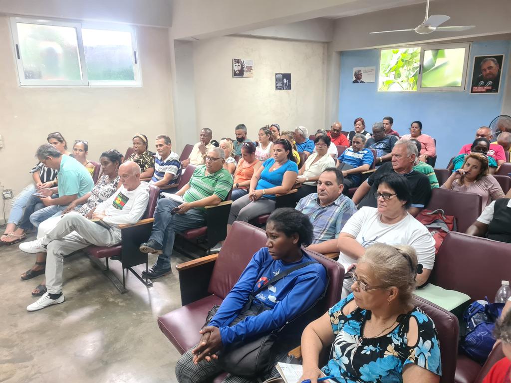 Se efectúa en esta tarde Plenaria para Aseguramiento al 1ro de Mayo con la presencia de todo el sistema  del Comercio Interior en #PinardelRío 
#ComercioCuba 
#1Mayo
#ALaPatriaManosYCorazón