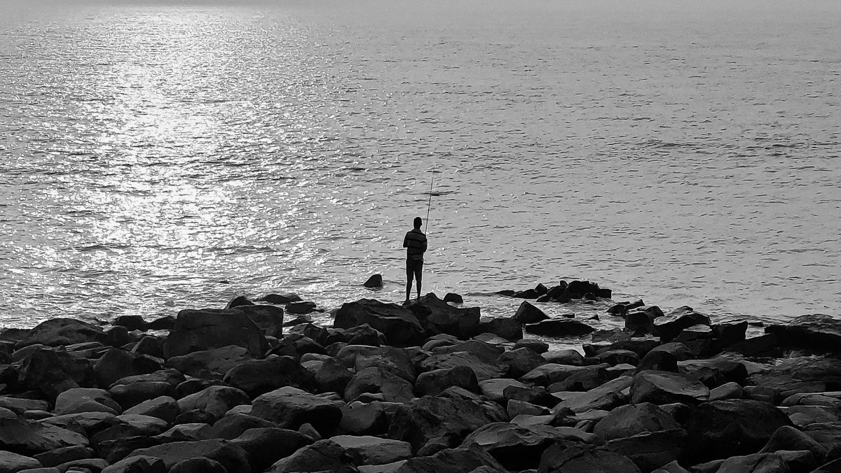 technoyupp's tweet photo. / worst day of yours, will be the day you become fish for someone's rod. we all are FISHHHHH for someone, so be readddddyyyyy for ittttttt

#bnw #technoyupp #mumbai #fish #landscape #sea #fishing #blackandwhitephotography #photo #thought #writing https://t.co/KvxcqvY72N