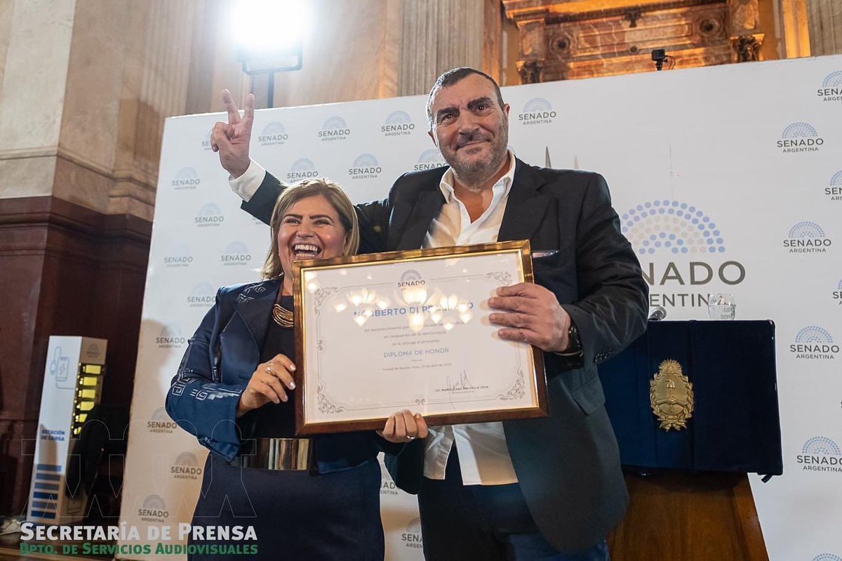 Homenaje a la Dirigencia Sindical a 40 años del retorno de la Democracia en el Salón Azul del HSN, organizado x la senadora <a href="/vegaclara/">Clara Vega</a> Entre varios destacado nos llena de orgullo el reconocimiento a nuestro Sec. Gral. <a href="/Diprosperoaplok/">Norberto Di Próspero</a> <a href="/APLCongreso/">APL</a> <a href="/BCNArgentina/">Biblioteca del Congreso</a>