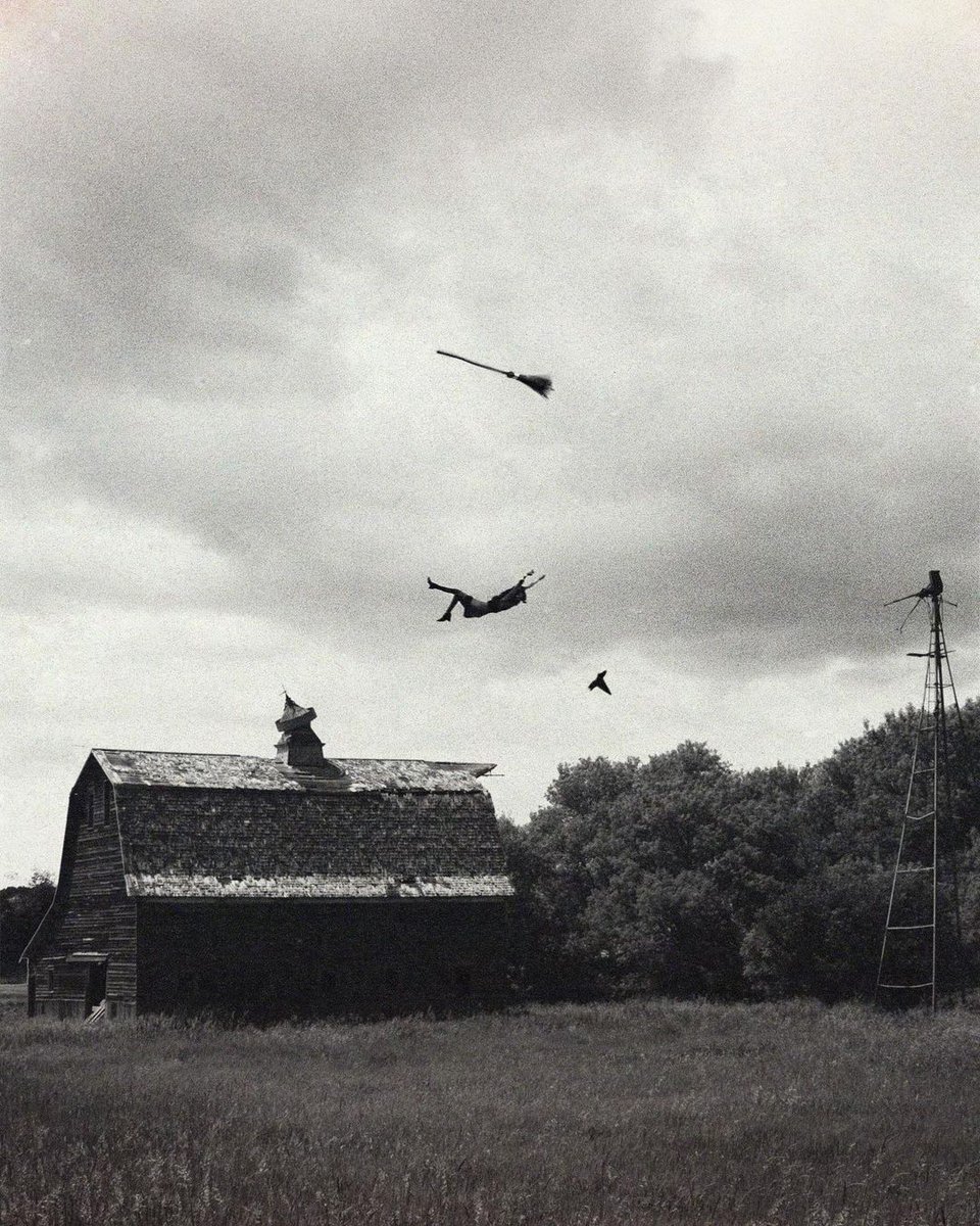 "zihnin ancak bir süre seyretmesine izin verilen, kendine ait manzaraları vardır." (s.314)
(bkz: yakalanan zaman)