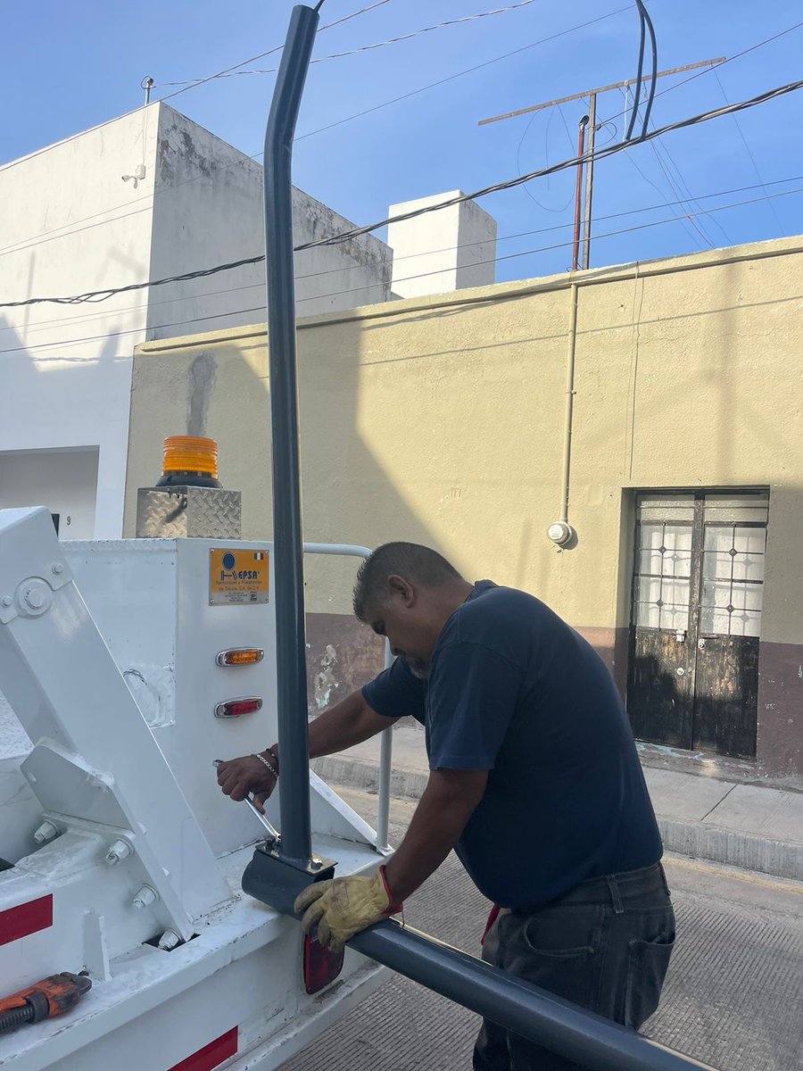 colonos_c's tweet photo. Quiero agradecer a nuestro Director de alumbrado publicó @ArqEnriqueAG  por la reposición de una de nuestras luminarias ya que fue derribado por camión de Corona y ayerya quedó muchas gracias a todo su gran equipo de trabajo. 
 @PabloLemusN  @felixgastelum1 https://t.co/jeEdUJfb5i