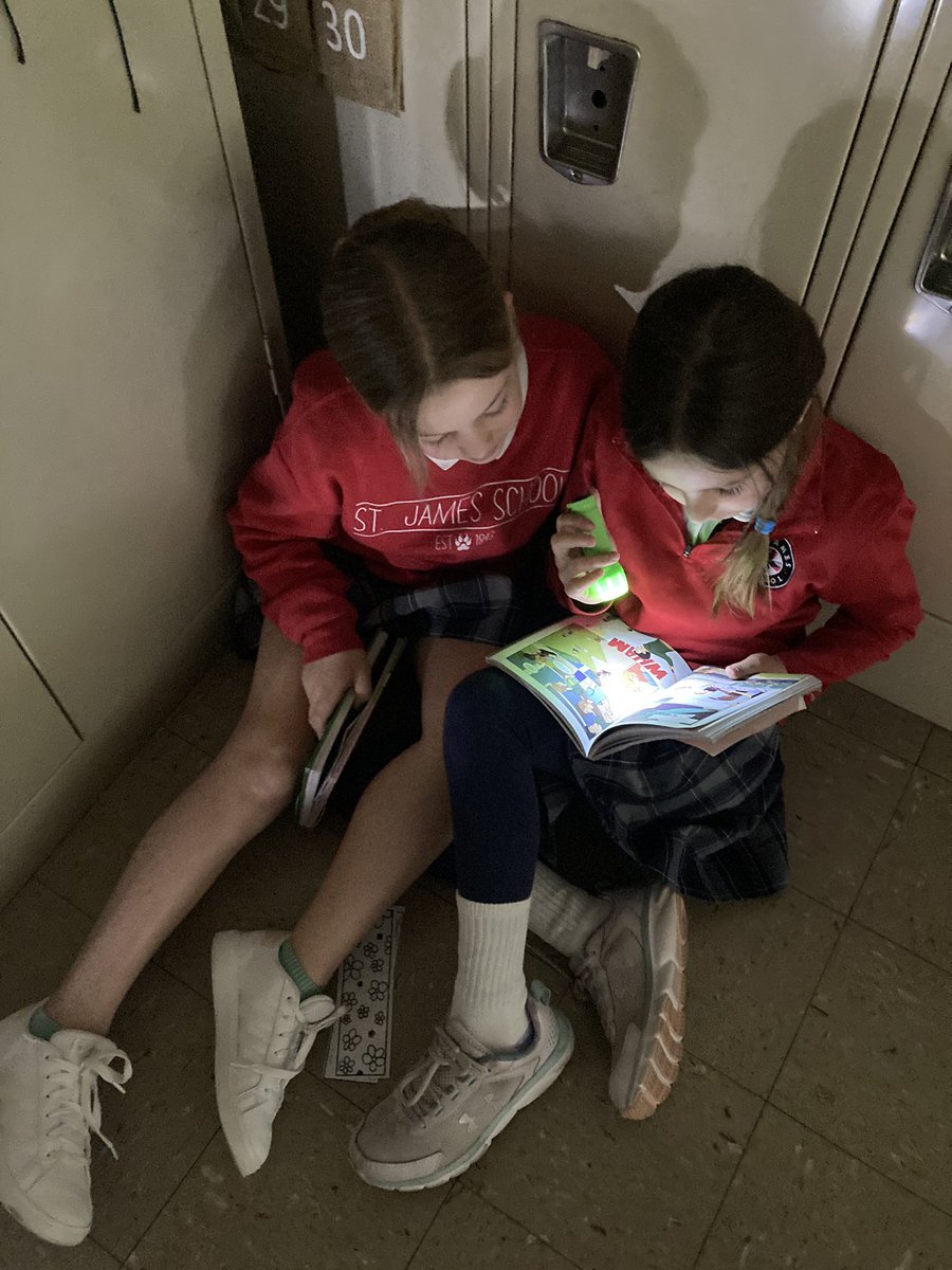 MrsBarlowSTJ's tweet photo. F is for Flashlight Reading 🔦 The students read with their flashlights during buddy reading yesterday! 📚 https://t.co/6sQOLVWdNR