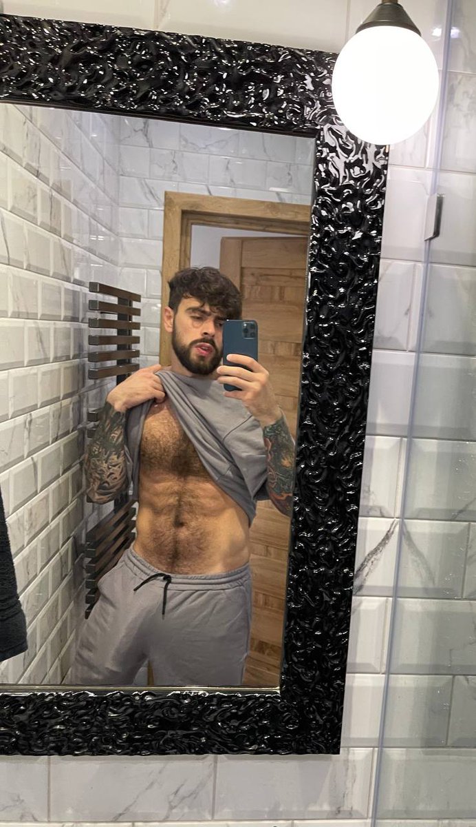 SusanHende71641's tweet photo. Sweaty gym workout or go all the way in my bed? https://t.co/aLi7mQipAb