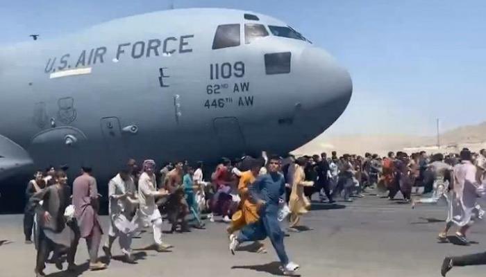 AAbdulsaeid's tweet photo. مقارنة بسيطة بين عملية إجلاء الرعايا من السودان 🇸🇩 التي تقوم بها #السعودية ..

وبين عملية إجلاء الرعايا الكارثية من قبل الأمريكان في أفغانستان قبل عامين 

الكبير اليوم بأفعاله ..
و الجيش الملكي السعودية له مني و من كل محترم في هذا العالم .. تعظيم سلام https://t.co/OEK8FWvqgl