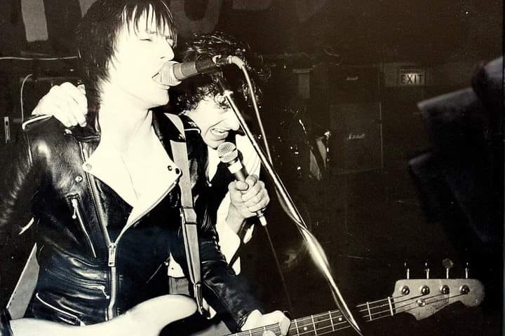 kick_doors's tweet photo. Latest @foxyradioUK Special guest #HowardBates Bassist #SlaughteramdtheDogs Original Line up/BITE BACK Line up! Always loved his sound/playing on #BiteBack. A fantastic mix of tunes from #DavidBowie to @jojoandtheteeth
LISTEN Link -  https://t.co/vqSEepfNze #punk #manchesterpunk https://t.co/m5DM1Wmsrm