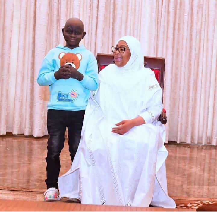 ccmrussia's tweet photo. Rais wa Jamhuri ya Muungano wa Tanzania Mhe. Samia Suluhu Hassan akimsikiliza Mtoto Hamimu Mustapha Baranyikwa (15) mwenye matatizo ya ngozi ambaye ni mkazi wa Nyakanazi Mkoani Kagera. Mtoto huyo Hamimu alifika Ikulu kwa ajili ya kumshukuru Mhe. Rais kwa msaada  wa matibabu. https://t.co/r1KAquHoTK