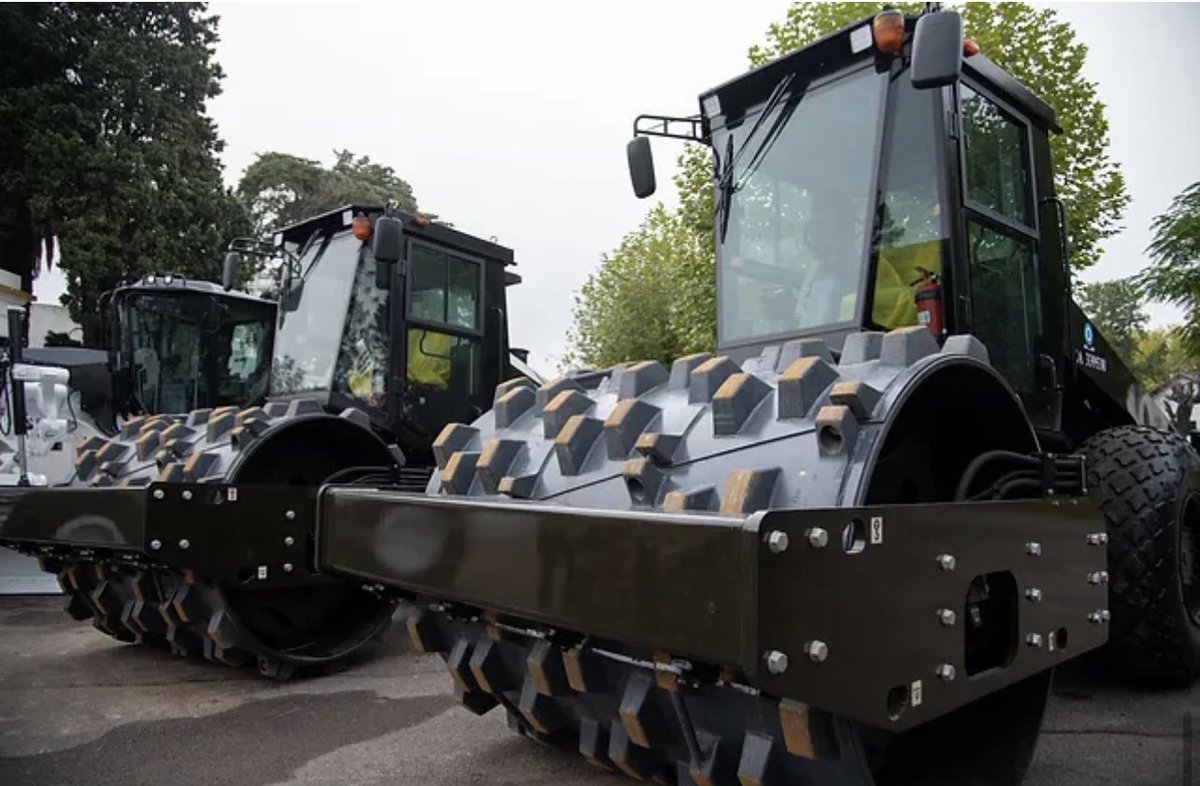 PucaraDefensa's tweet photo. El @Ejercito_Arg recibe #equipamiento y #maquinaria vial para el #Batallon de #Ingenieros
@MindefArg @EMCOFFA_Arg #fondef #dima @vwargentina #caecopaz @CaterpillarInc #urbanizado #FFAA
https://t.co/3y0YmGamgL https://t.co/Djyq5BFhpw