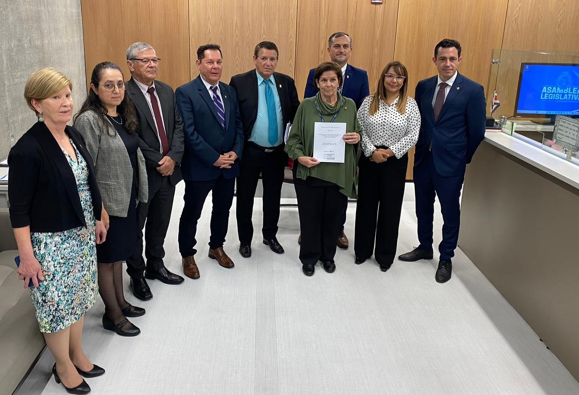 Los diputados de la fracción oficialista, presentaron el proyecto de Ley: REFORMA AL ARTÍCULO 32 DE LA CONSTITUCIÓN POLÍTICA DE LA REPÚBLICA DE COSTA RICA PARA PERMITIR
LA EXTRADICIÓN DE NACIONALES.