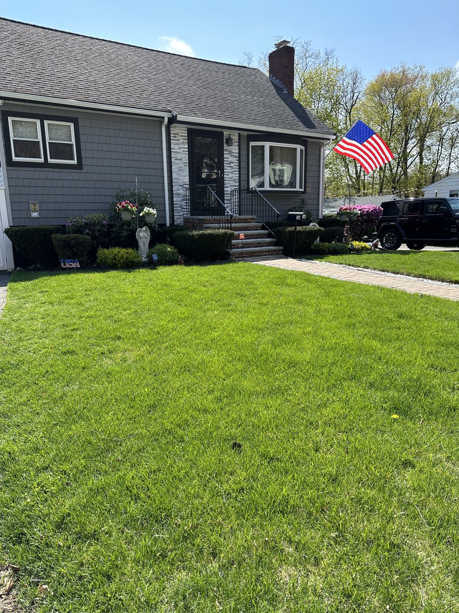 BriascoJohn's tweet photo. I have the front of the house almost done with landscaping the back is really most of the work! hopefully we’ll be hosting a #HexMeetUp #PulseChain #PulseX https://t.co/xoSQo8txDi