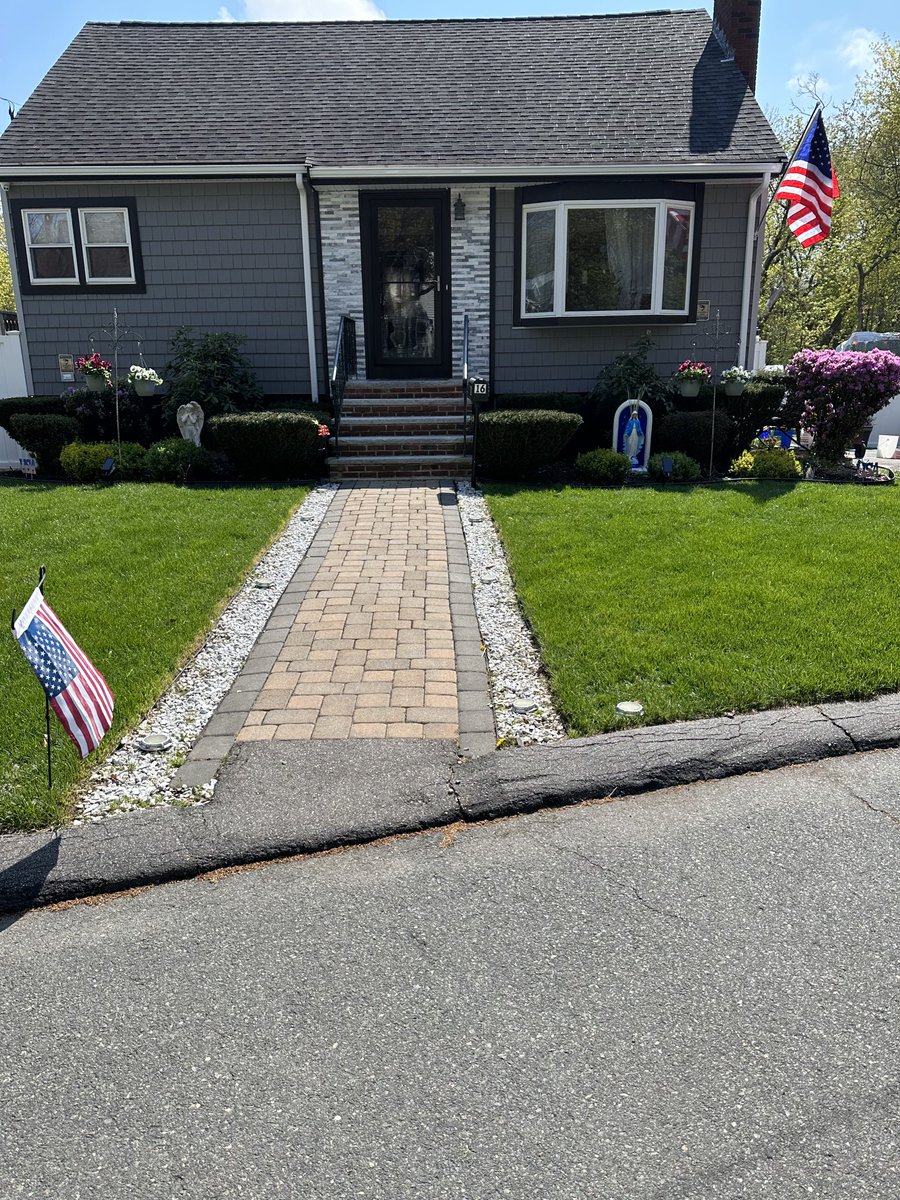 BriascoJohn's tweet photo. I have the front of the house almost done with landscaping the back is really most of the work! hopefully we’ll be hosting a #HexMeetUp #PulseChain #PulseX https://t.co/xoSQo8txDi