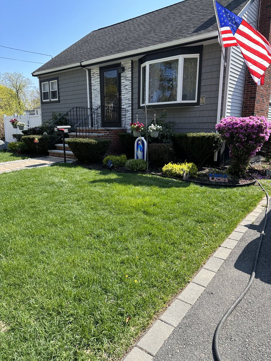 BriascoJohn's tweet photo. I have the front of the house almost done with landscaping the back is really most of the work! hopefully we’ll be hosting a #HexMeetUp #PulseChain #PulseX https://t.co/xoSQo8txDi