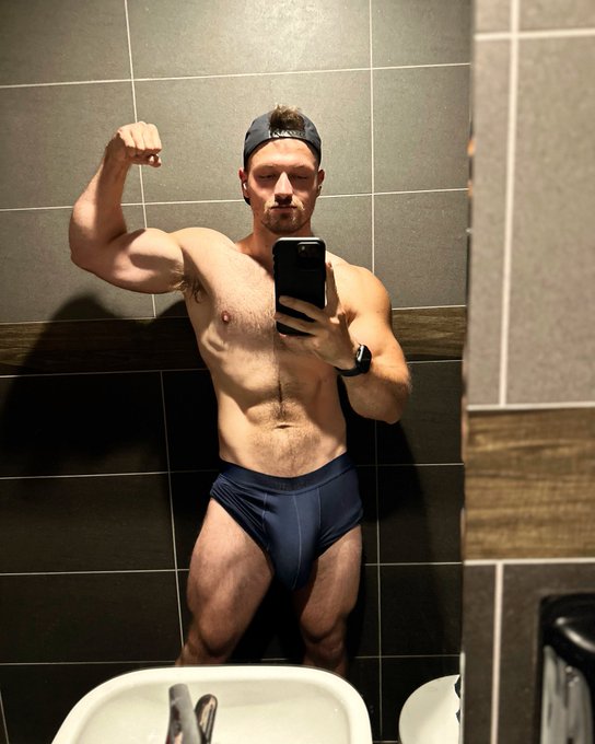 Would you train legs with me? 😈 https://t.co/2PFtOThF5v
