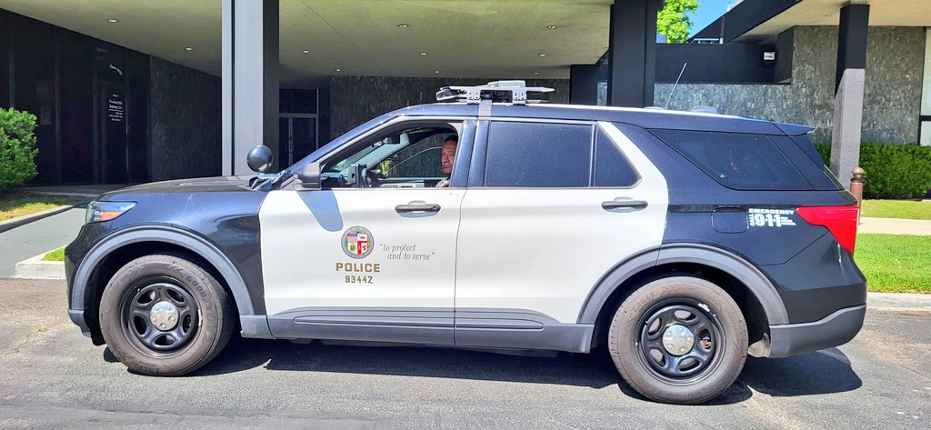 LAPD blocking the driveway, doing absolutely nothing outside a medical office building in Warner Center 👀👀👀 #CopWatch #FilmThePolice