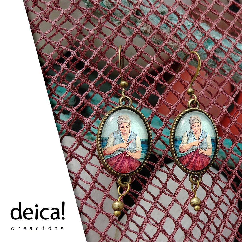 deica_creacions's tweet photo. 🪡 As redes amoreadas nos peiraos son sempre unha festa de cores, formas e sal! E polo medio dos outeiros morados... as #redeiras a atar e a falar!
📸 Pendentes #Redeira
🛍️ https://t.co/0pd4BaawRg
🎨 @iriaribadomar https://t.co/GTifuU3nU4