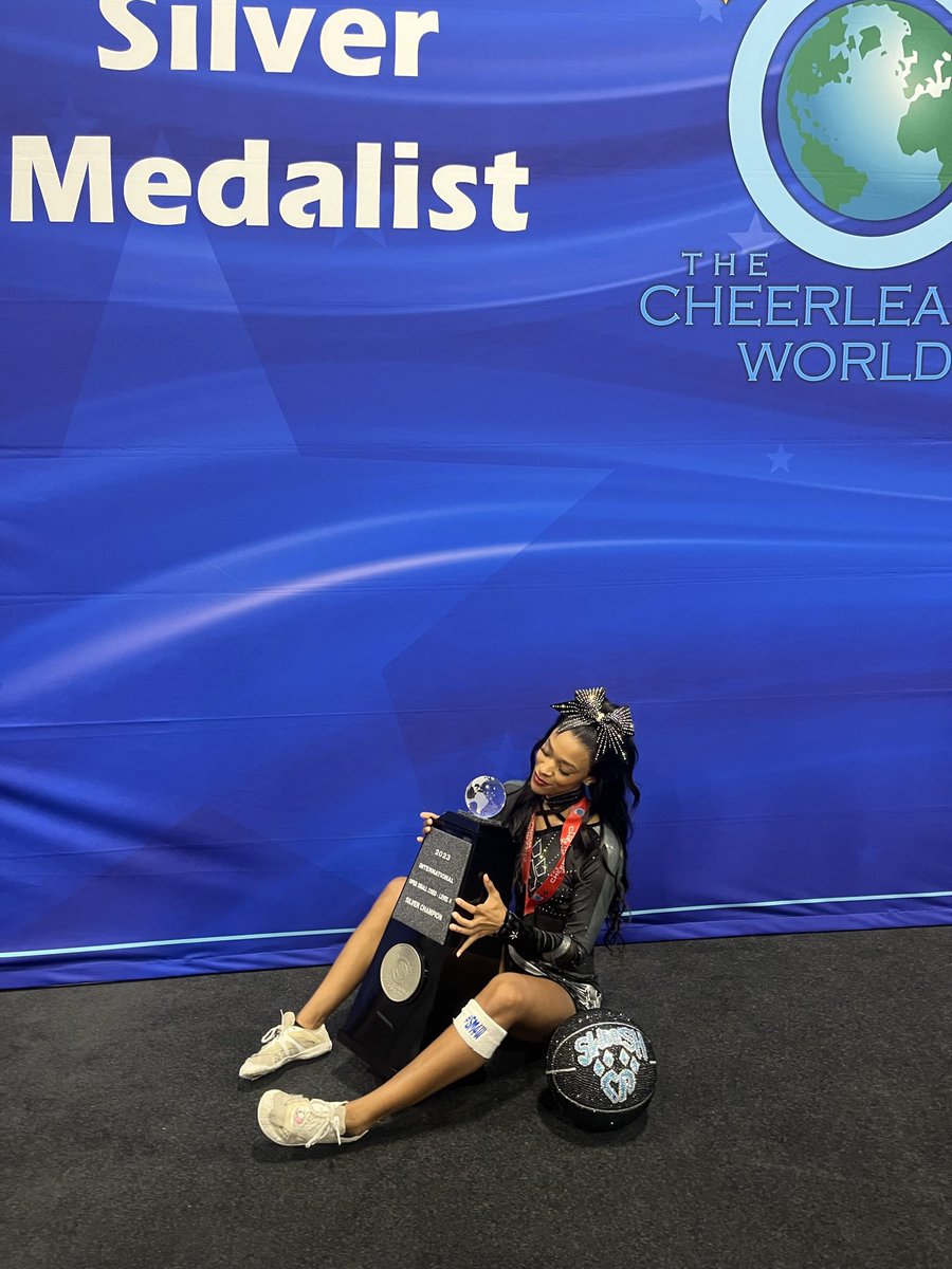 A dream come true 🥹
Thank you Swooshcats for amazing 5 years and Swoosh ‘23 for the best worlds ever 🖤 
I FINALLY GOT A GLOBE 🌎 🥈
#sm4w 
#Darkalley