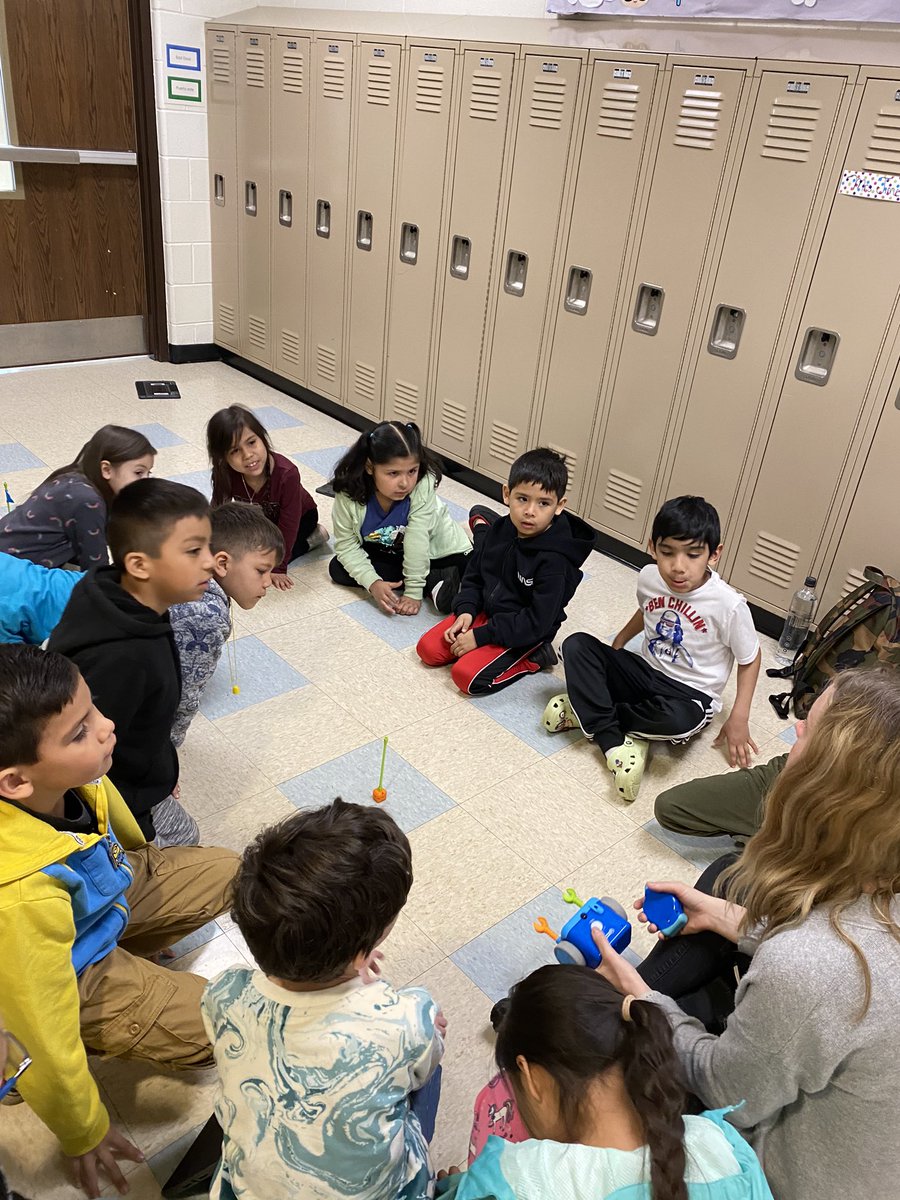 Con <a href="/CCTejas/">Diana Medina</a> <a href="/BriannaHeidema/">Mrs.Buhrke</a> <a href="/AGr8Educator/">🅂🄷🄴🄽🄴🄴' 🄼🄲🄲🄾🅈📓📚📱💻</a> aprendimos a crear líneas simétricas, practicamos valor posicional y creamos caminos con Botley. We brought the Makerspace to our classrooms.
#d100inspire #d100inspira