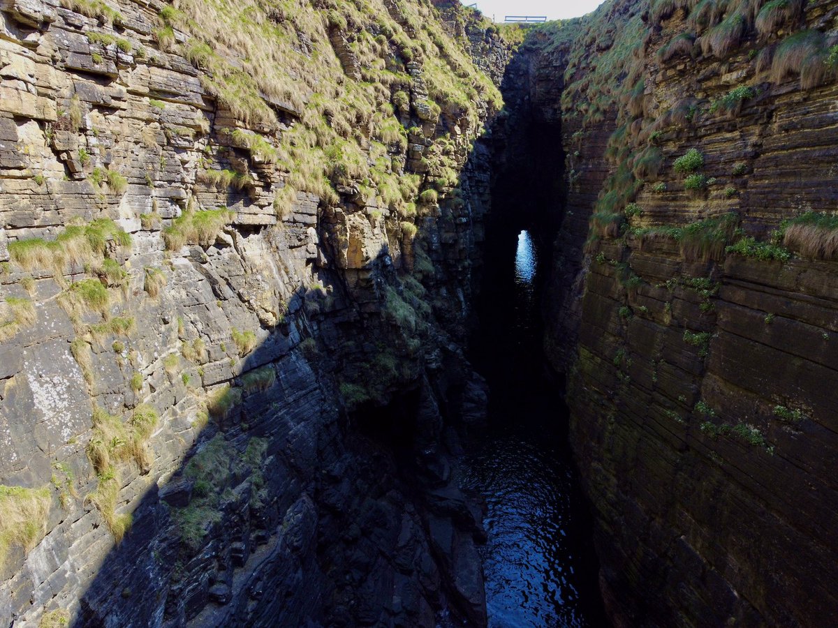 Howard_S's tweet photo. The Gloup, Deerness, Orkney
A collapsed sea-cave near Mull Head. The name comes from the Old Norse, gluppa, for a chasm. You can see the sea through it … 2/2
#gloup #gluppa #mullhead #deerness #orkney #scotland #seacave #dronephotography #mini2 https://t.co/xIY7rYOZOW