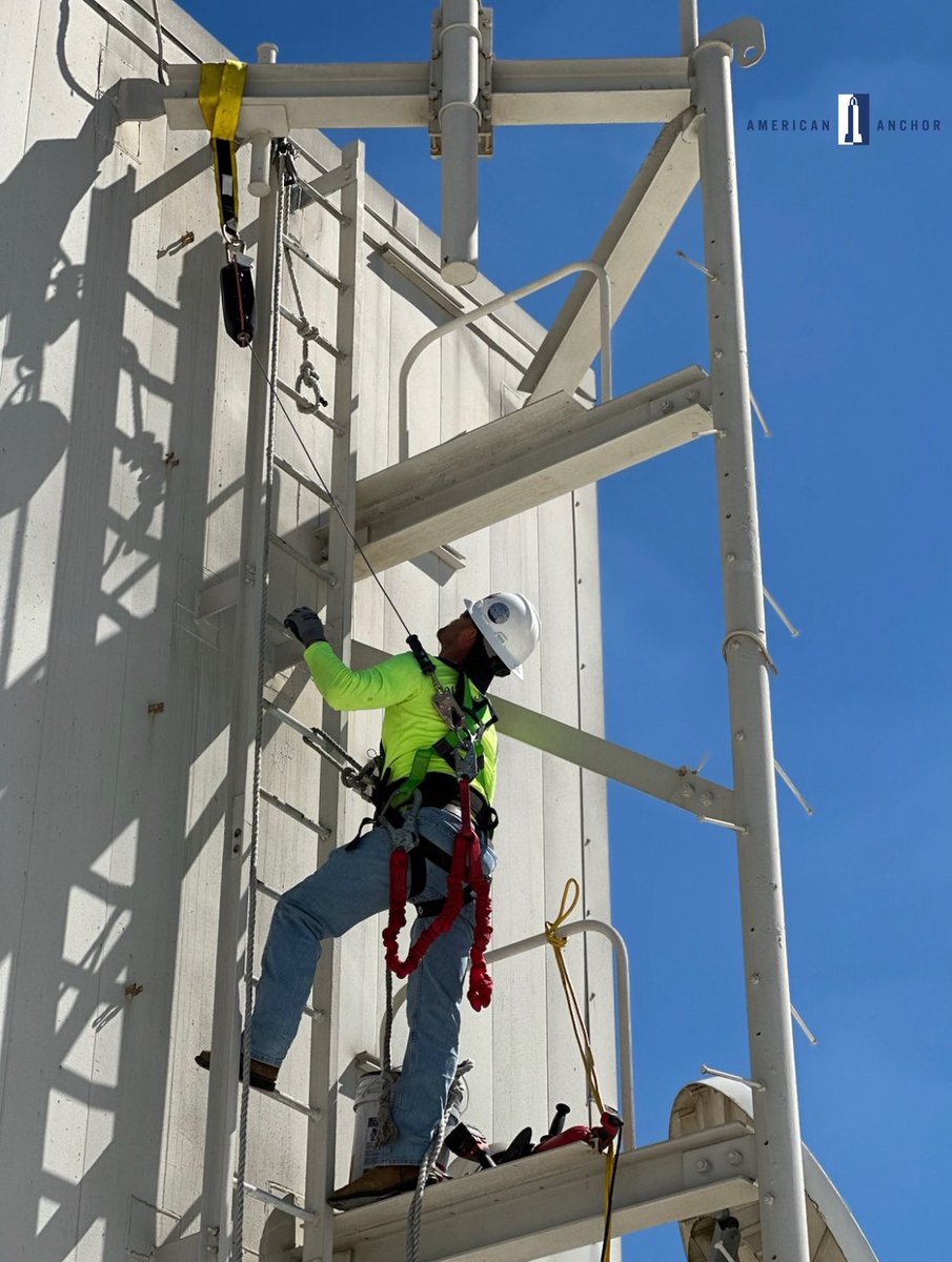American_Anchor's tweet image. Everything is bigger in Texas &amp;amp; this building is about to have a huge compliance win! We’re removing the existing ladders &amp;amp; installing #OSHAcompliant fixed ladders with #fallarrest vertical lifelines
#fallprotection #laddersafety #roofanchors #workersafety
#worksafestayanchored