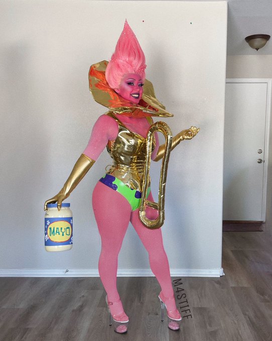 whoever's the owner of the white sedan... you left your lights on 🎺 https://t.co/mh9HvjBryW