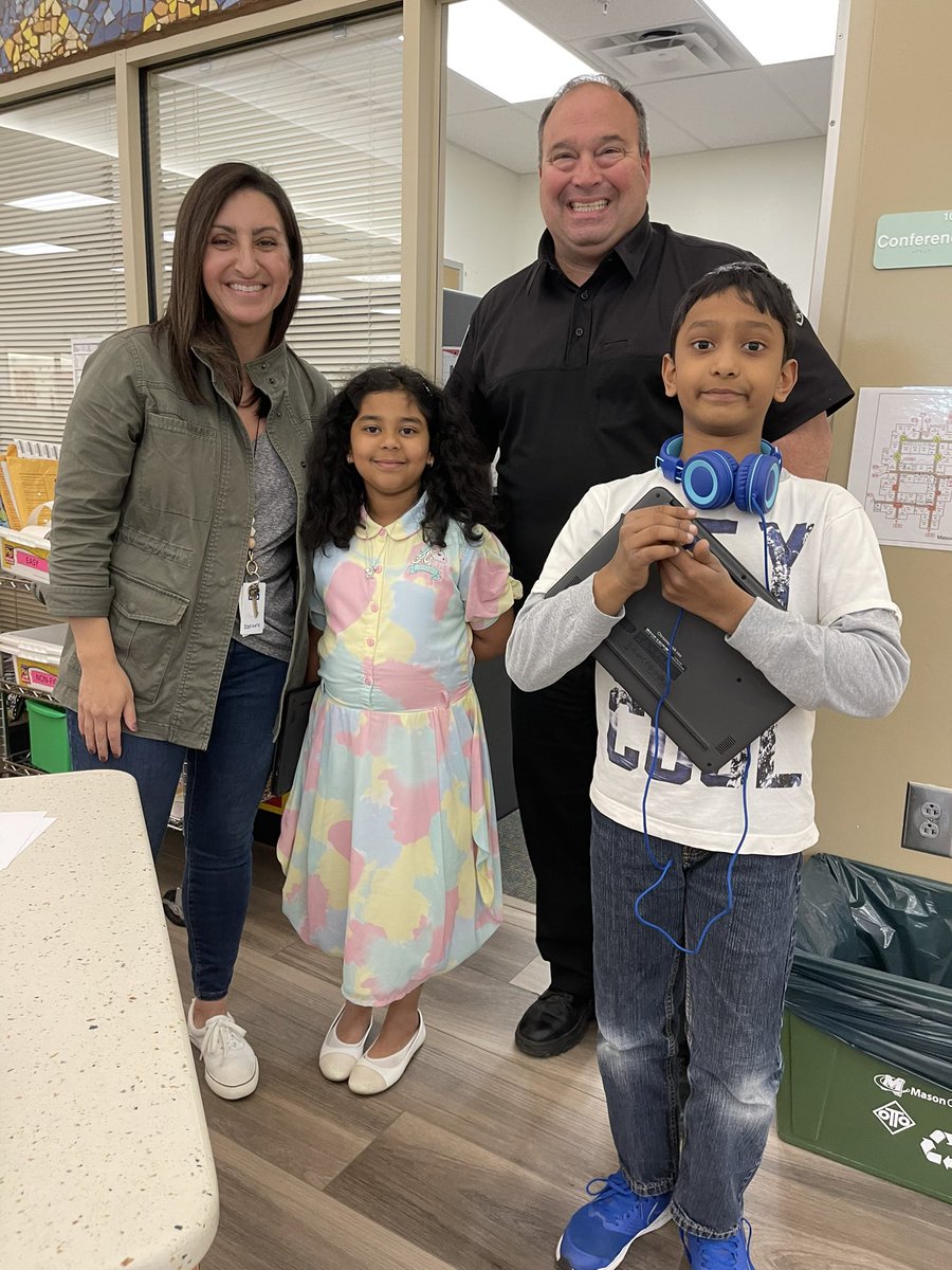 MCSSTEAM's tweet image. So many birthday celebrations in one day! Happy birthday Officer Drew @bubbamag1c , Mrs Himmelwright, and 2nd grade friends! 🎂🎉 @MasonSchools #stem #mecctacular #masonmoment