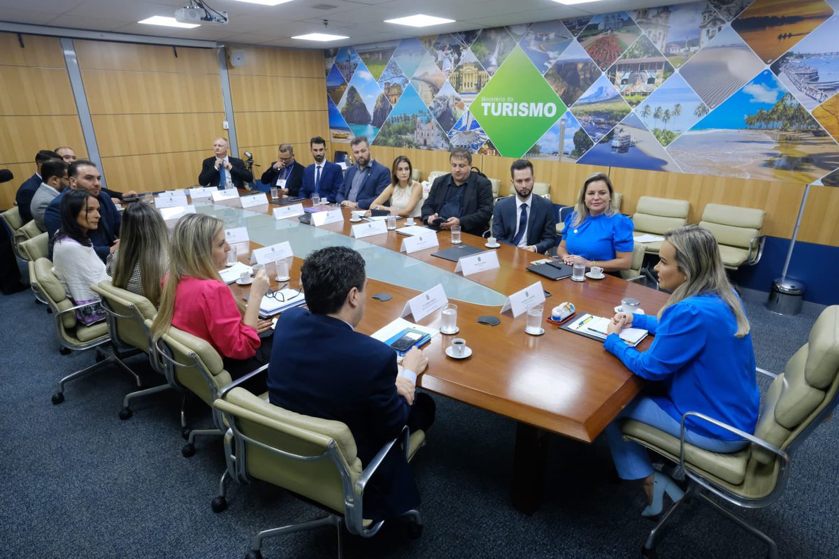 DanielaCarneiro's tweet photo. #Agenda 🗓️ O início da tarde foi momento de receber prefeitos e secretários de Santa Catarina, além de representantes da #FECAM e da #AMVALI, para tratarmos sobre projetos de infraestrutura, construção de parques e falarmos do potencial do estado no turismo. @MTurismo ✈️ https://t.co/BwDjbqLryf