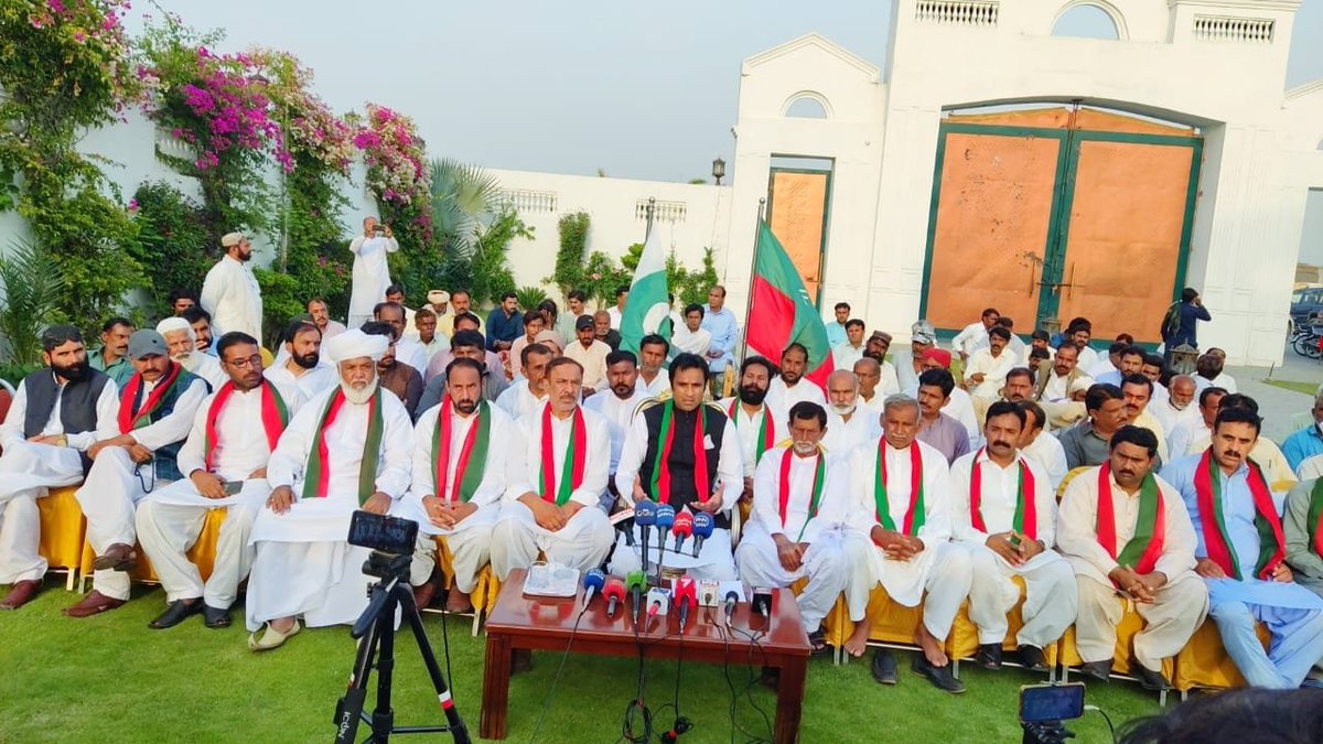 PTIKhushabPK's tweet photo. پاکستان تحریک انصاف کے نامزد امیدوار برائے ایم پی اے پی پی 84 انجینئر گل اصغر خان بگھور کی پاکستان ہاؤس آدھی کوٹ پر اہم پریس کانفرنس

#PTIKhushab #NorthPunjab #Khushab #خوشاب #PP84 #GulAsgharKhanBhaghoor https://t.co/0T6W4kHmcd