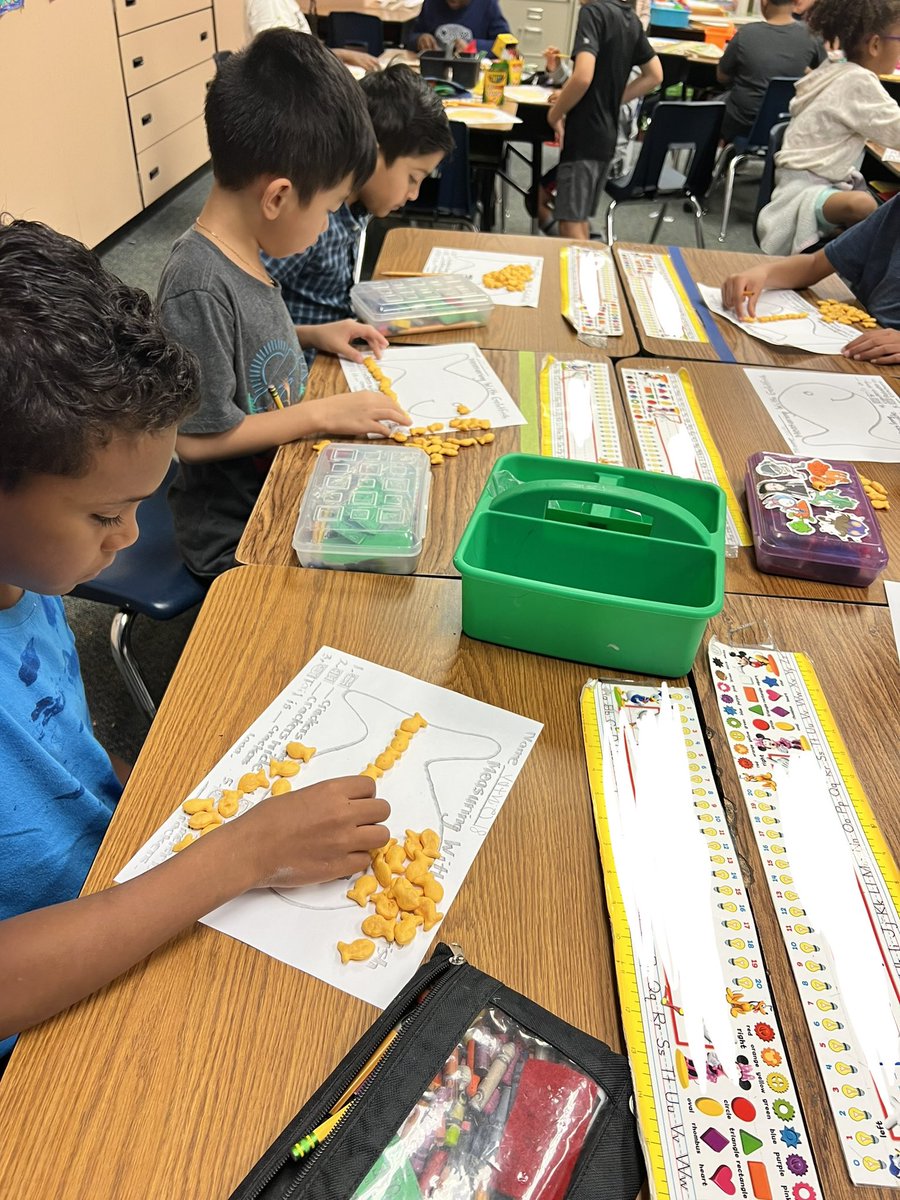 MrsKeelyLewis's tweet photo. Measurement fun with Goldfish! #fabfirsties #promise2purpose @KuehnleKISD @KleinISD https://t.co/J9DYt9EexM