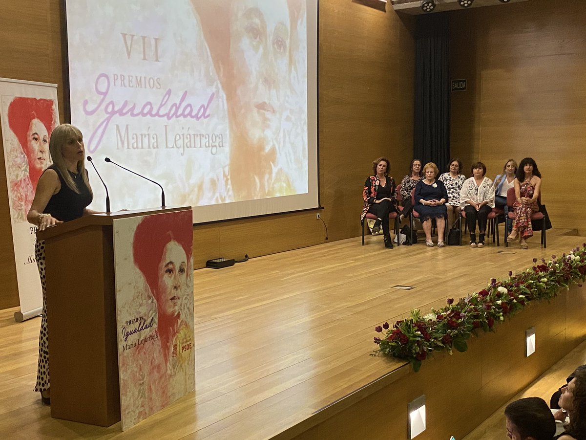 PsoeGranada's tweet photo. 🟣 En el acto de entrega de los VII Premios María Lejárraga, la secretaria provincial de Igualdad, Manuela Bertos, destaca la importancia del feminismo y la igualdad

🗣️  “Somos conscientes de que no existirá recuperación sino es garantizando la igualdad entre mujeres y hombres” https://t.co/0ANLhcVUzz