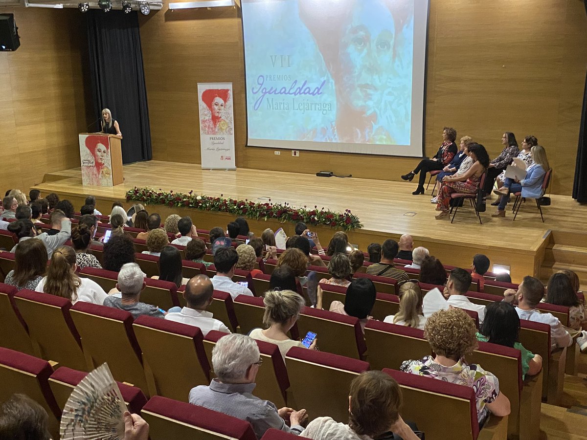 PsoeGranada's tweet photo. 🟣 En el acto de entrega de los VII Premios María Lejárraga, la secretaria provincial de Igualdad, Manuela Bertos, destaca la importancia del feminismo y la igualdad

🗣️  “Somos conscientes de que no existirá recuperación sino es garantizando la igualdad entre mujeres y hombres” https://t.co/0ANLhcVUzz
