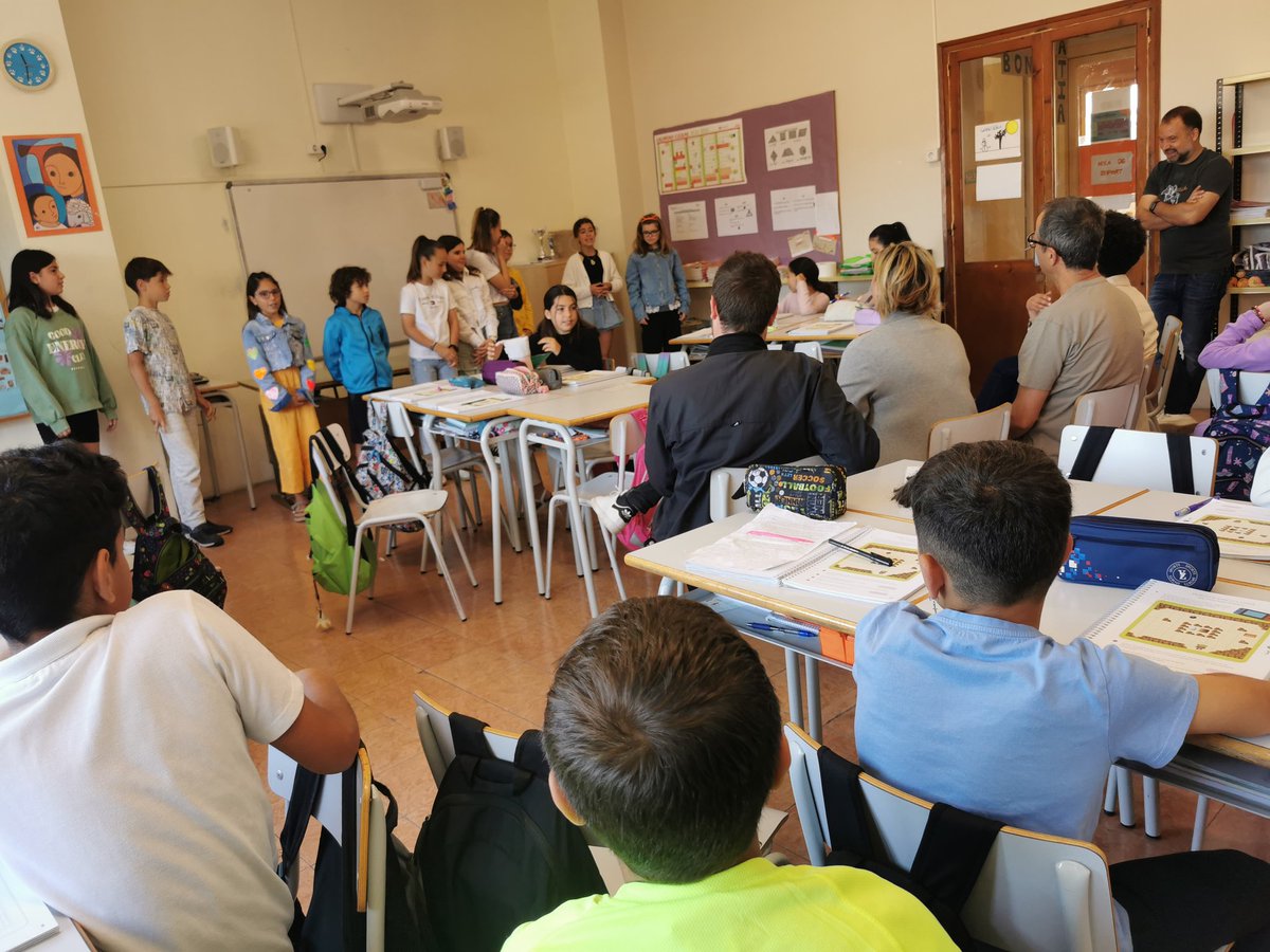 ERC_IGUALADA's tweet photo. 🚸 Avui hem visitat l'escola @MDPIgualada, amb @albaverges i els regidors @nan_valenti i @DavidPrat

💬 Ens hem reunit amb la direcció per conèixer els reptes de futur de l'escola

👏🏼 A més l'alumnat de 6è ens ha ofert una fantàstica presentació del projecte #JoSocDiputat https://t.co/8yU0afnUax