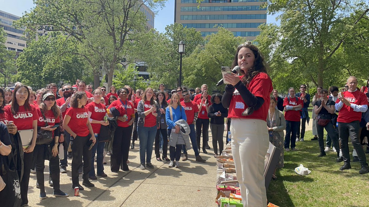 PostGuild's tweet photo. More than 450 of our colleagues signed a pledge to walk out during lunch to demand that The Post get serious &amp; give us a wage proposal.

Many folks are participating remotely — from offices in NY, SF &amp; elsewhere. But hundreds are standing in solidarity in Franklin Square.  (6/x) https://t.co/BzDQnKWql4