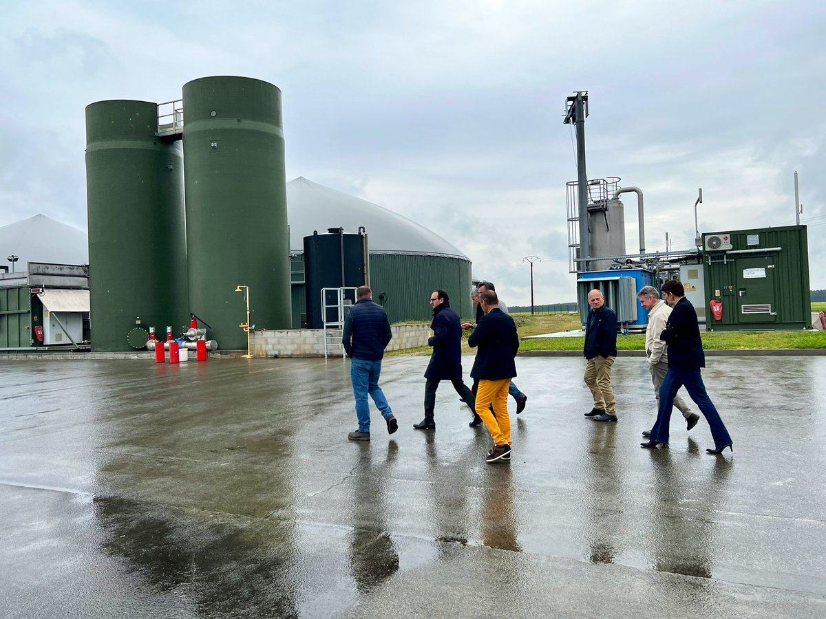 T_Cazenave's tweet photo. Merci à @RegazBordeaux pour son invitation à découvrir #MédocBiogaz, portée par un collectif de 6 agriculteurs à #SaintLaurentduMédoc.
Au delà du levier stratégique qu’elle représente pour la transition énergétique, la méthanisation est un vecteur de l’économie circulaire sur notre territoire. Une visite passionnante ! ♻️