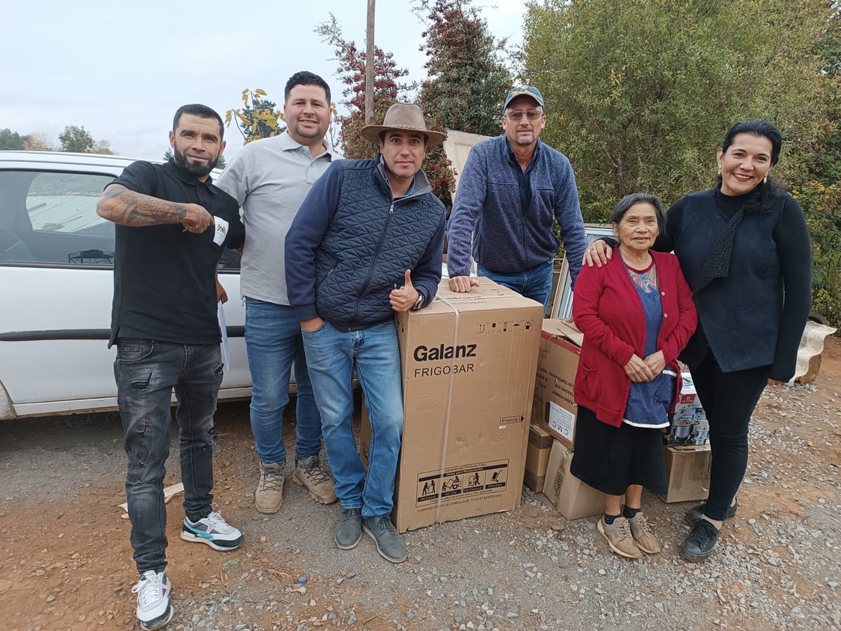 equipoachile's tweet photo. Llegó la ayuda de EquipoAChile gracias a Soy de Campo a las 3 familias del sur!. Además soy de campo consiguió 3 casas para las familias. Las donaciones fueron de Twitteros de confianza que apoyaron esta linda causa. 
#elsurtenecesia #campo #rural #huasos #tuercas https://t.co/tlwt6kxh6W