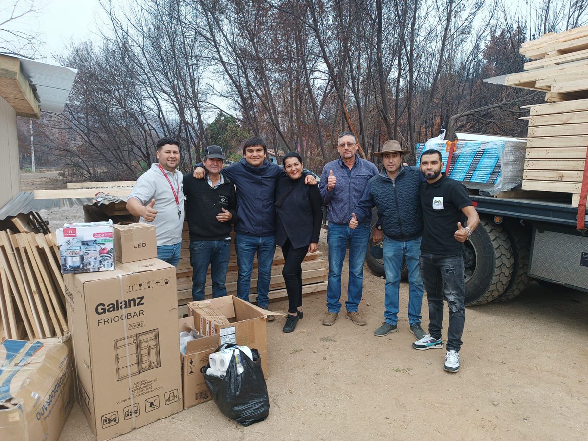 equipoachile's tweet photo. Llegó la ayuda de EquipoAChile gracias a Soy de Campo a las 3 familias del sur!. Además soy de campo consiguió 3 casas para las familias. Las donaciones fueron de Twitteros de confianza que apoyaron esta linda causa. 
#elsurtenecesia #campo #rural #huasos #tuercas https://t.co/tlwt6kxh6W