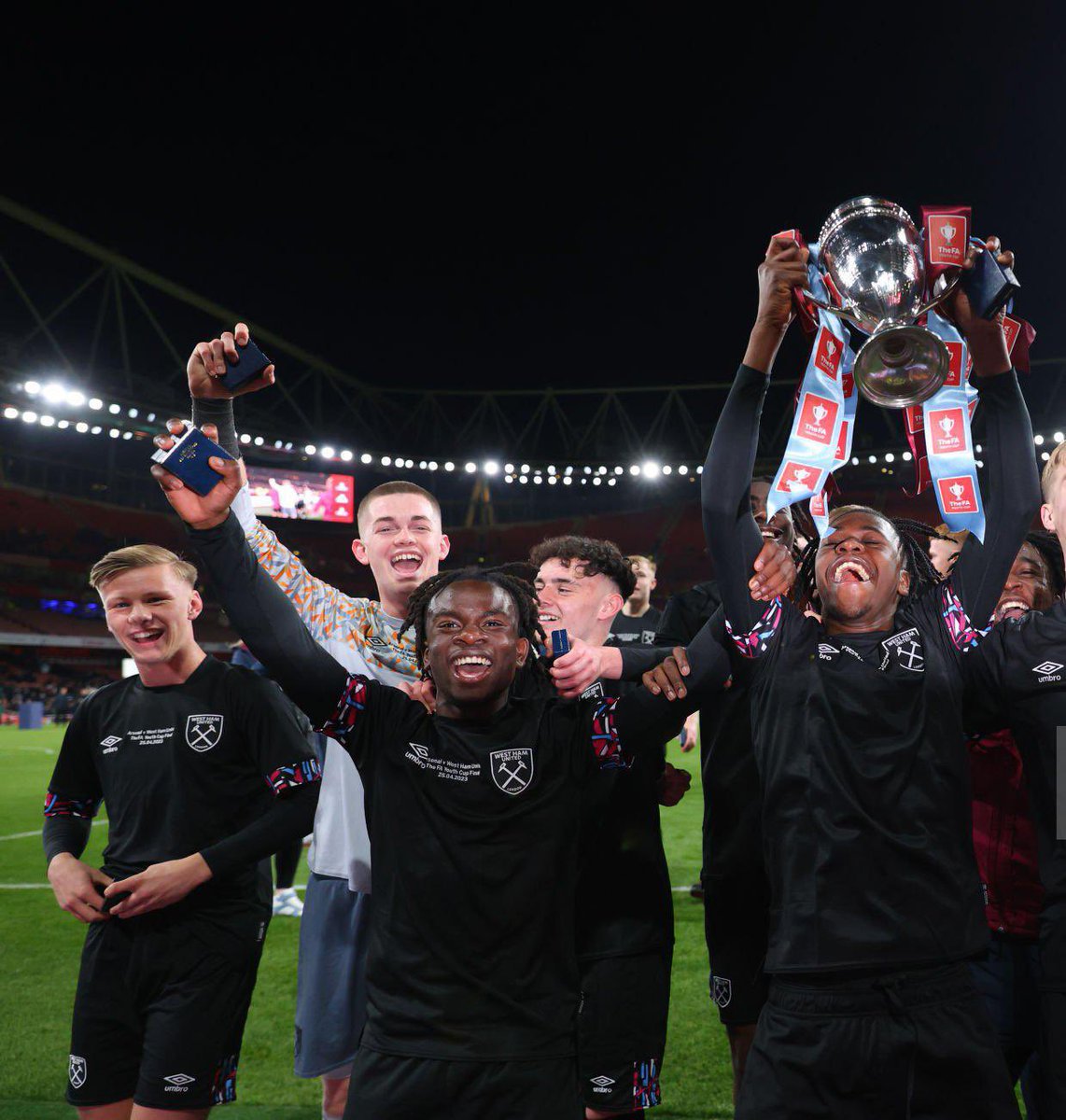 Youth Cup 𝐂𝐡𝐚𝐦𝐩𝐢𝐨𝐧𝐬 🏆

A massive congratulations to 10Ten Football's Fin Herrick &amp; West Ham U18s on winning the 2023 FA Youth Cup after a 5-1 victory over Arsenal last night 🙌

#whufc #westham #fayouthcup
