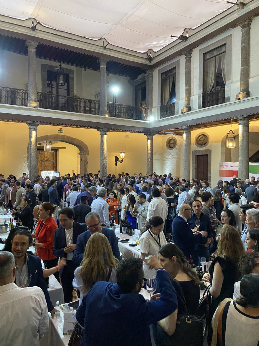 fdiazan's tweet photo. La tarde de ayer se aprendió más de #vinos italianos en @ilGamberoRosso https://t.co/ZhckZFA7Oq