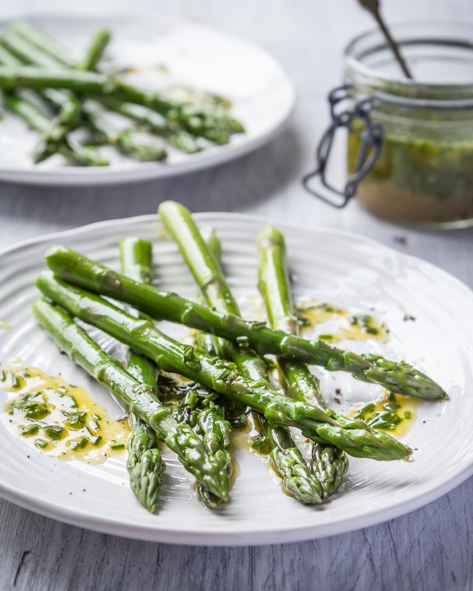 How many bundles of British asparagus have you eaten so far this week? We've been having them for breakfast, lunch and dinner! 💚