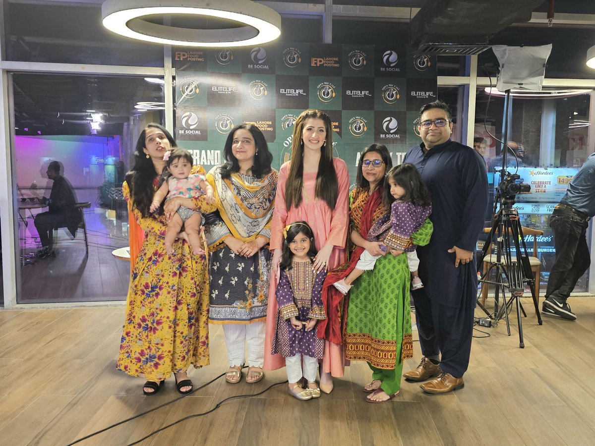 AhmadRehanKhan's tweet photo. Thanks @ali_hasnainshah and @fsherjan  for a wonderful Kasuti experience.

Great catching up with my Batch mate from MBBS, @dr_arooba.

As always pleasure interacting with @Aftab_Iqbal1

#Aftabiqbal #khabarhar #kasuti #openmiccafe #youtube #socialmedia #Lahore #Pakistan #USA https://t.co/xdzVHIsKY0