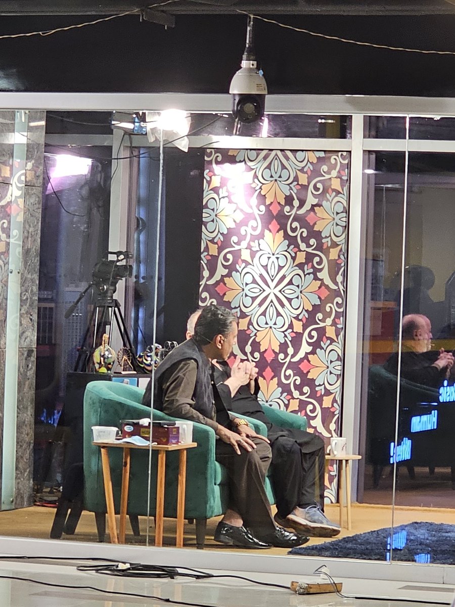 AhmadRehanKhan's tweet photo. Thanks @ali_hasnainshah and @fsherjan  for a wonderful Kasuti experience.

Great catching up with my Batch mate from MBBS, @dr_arooba.

As always pleasure interacting with @Aftab_Iqbal1

#Aftabiqbal #khabarhar #kasuti #openmiccafe #youtube #socialmedia #Lahore #Pakistan #USA https://t.co/xdzVHIsKY0