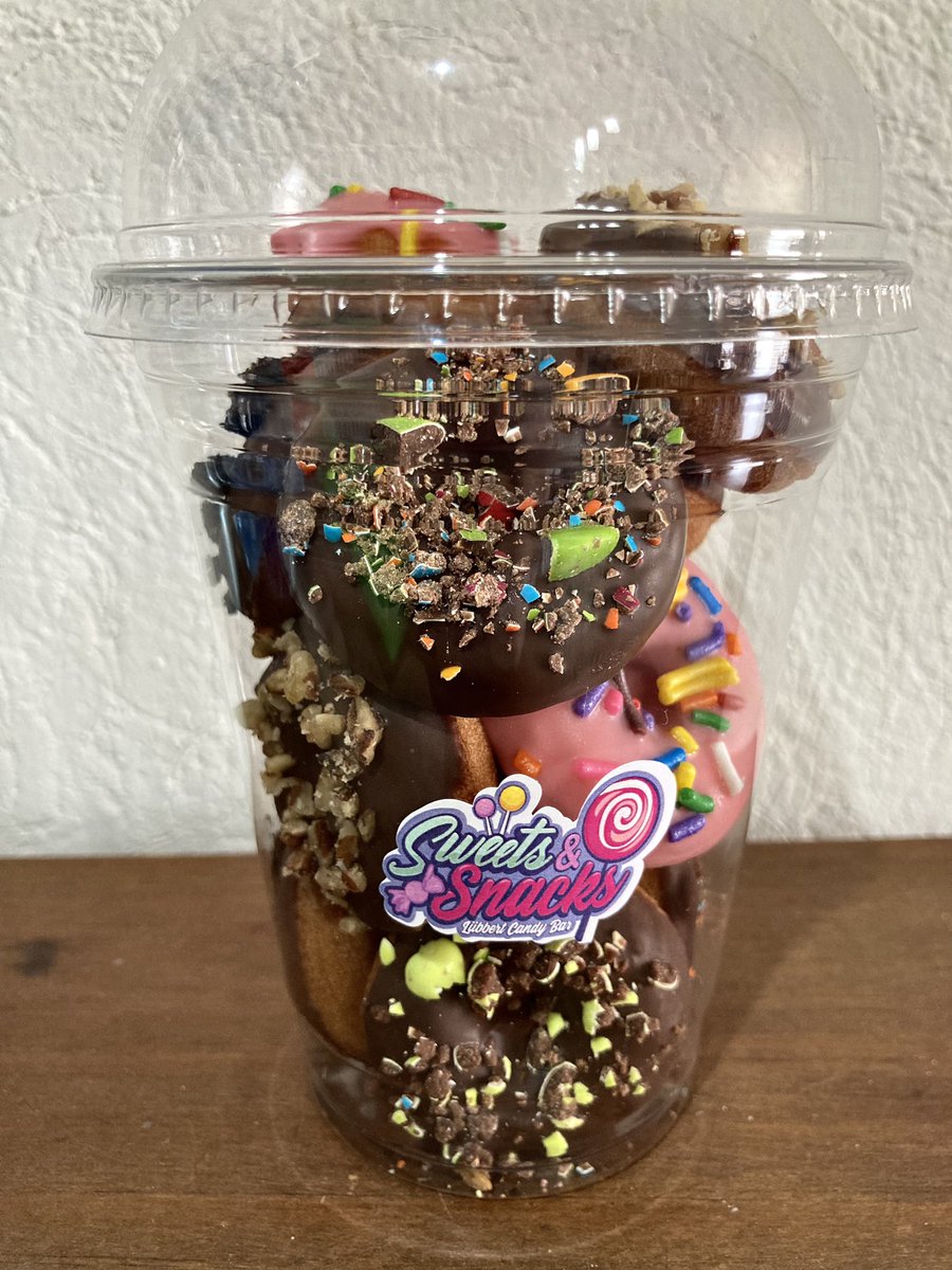 SweetsSnacks's tweet photo. Regala un dulce detalle con las mini donuts 🍩 para este Día del Niño👦🏻👧🏻 o Día de las Madres👩🏻 
12 donitas $100
Con topping de nuez, oreo, luneta, chocoreta, granillo 
#SweetsAndSnacks #MiniDonuts #dulcesdetalles https://t.co/yNakgo6BdP