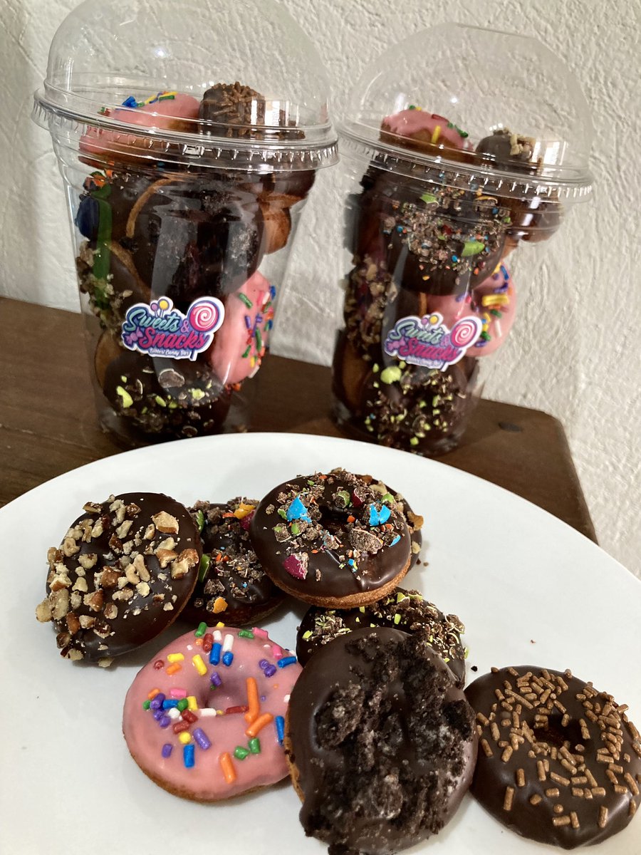 SweetsSnacks's tweet photo. Regala un dulce detalle con las mini donuts 🍩 para este Día del Niño👦🏻👧🏻 o Día de las Madres👩🏻 
12 donitas $100
Con topping de nuez, oreo, luneta, chocoreta, granillo 
#SweetsAndSnacks #MiniDonuts #dulcesdetalles https://t.co/yNakgo6BdP