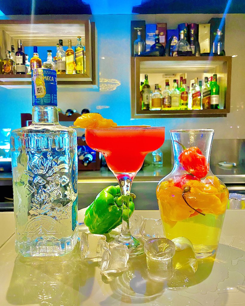 Soyez inspirés par un verre de cocktail à l’essence de piment 🌶 
C’est une recette secrète 🤫