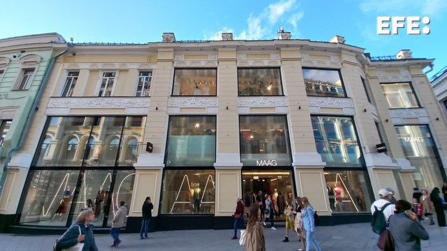 EFEnoticias's tweet photo. Maag: la cadena de tiendas que sustituye a Zara en Rusia y que causa furor en su apertura.

La firma reemplaza a Inditex tras su decisión de vender su negocio en el país al grupo Daher debido a la campaña militar rusa en Ucrania.

https://t.co/5LONaQMJ26 https://t.co/4DFeAsreuQ