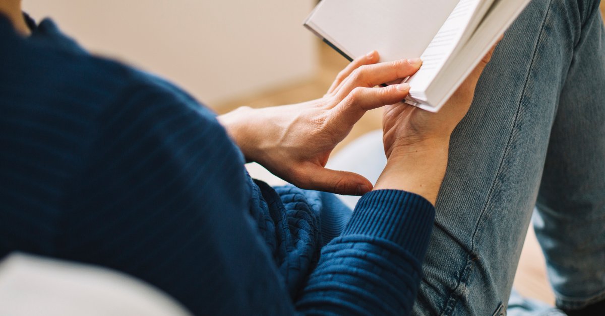 illibraio's tweet photo. "La lettura è un rapporto con noi stessi e non solo col libro, col nostro mondo interiore attraverso il mondo che il libro ci apre." - Italo Calvino #IlLibraioCitazioni https://t.co/MkraCZ2TA8