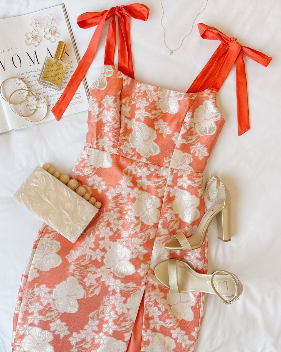 lulusdotcom's tweet image. they said "I do" and we said "where's the bar" 🥂 #lovelulus #cocktaildress #springdress #weddingguestdress

PRODUCTS FEATURED:
🏵️ Feeling Radiant Coral Floral Midi Dress
🏵️ Taylor Gold Ankle Strap Heels