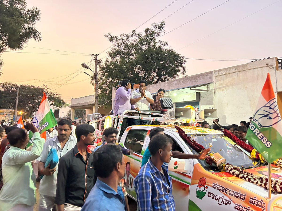 hnfimamniyazi's tweet image. ಇಂದು ಹೊಸಪೇಟೆಯ ಗಾದಿಗನೂರು ಗ್ರಾಮದಲ್ಲಿ 90- ವಿಜಯನಗರ ವಿಧಾನಸಭಾ ಕ್ಷೇತ್ರದ ಕಾಂಗ್ರೆಸ್ ಪಕ್ಷದ ಅಭ್ಯರ್ಥಿಯಾದ #HRgaviyappa  ಅವರ ಪರ ವಿಜಯನಗರ ಜಿಲ್ಲಾ ಕಾಂಗ್ರೆಸ್ ಪ್ರಚಾರ ಸಮಿತಿಯ ಅಧ್ಯಕ್ಷರಾದ @hnfimamniyazi ಅವರು ಪ್ರಚಾರದಲ್ಲಿ ಪಾಲ್ಗೊಂಡು ಬಿಜೆಪಿ ವೈಫಲ್ಯಗಳ ಕುರಿತು ಮಾತನಾಡಿದರು 
@INCKarnataka @MBPatil #ಜೈಕಾಂಗ್ರೆಸ್