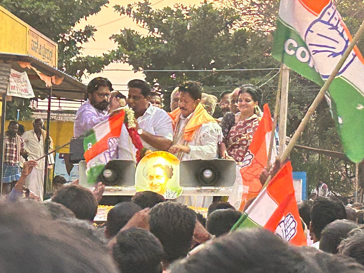 hnfimamniyazi's tweet image. ಇಂದು ಹೊಸಪೇಟೆಯ ಗಾದಿಗನೂರು ಗ್ರಾಮದಲ್ಲಿ 90- ವಿಜಯನಗರ ವಿಧಾನಸಭಾ ಕ್ಷೇತ್ರದ ಕಾಂಗ್ರೆಸ್ ಪಕ್ಷದ ಅಭ್ಯರ್ಥಿಯಾದ #HRgaviyappa  ಅವರ ಪರ ವಿಜಯನಗರ ಜಿಲ್ಲಾ ಕಾಂಗ್ರೆಸ್ ಪ್ರಚಾರ ಸಮಿತಿಯ ಅಧ್ಯಕ್ಷರಾದ @hnfimamniyazi ಅವರು ಪ್ರಚಾರದಲ್ಲಿ ಪಾಲ್ಗೊಂಡು ಬಿಜೆಪಿ ವೈಫಲ್ಯಗಳ ಕುರಿತು ಮಾತನಾಡಿದರು 
@INCKarnataka @MBPatil #ಜೈಕಾಂಗ್ರೆಸ್