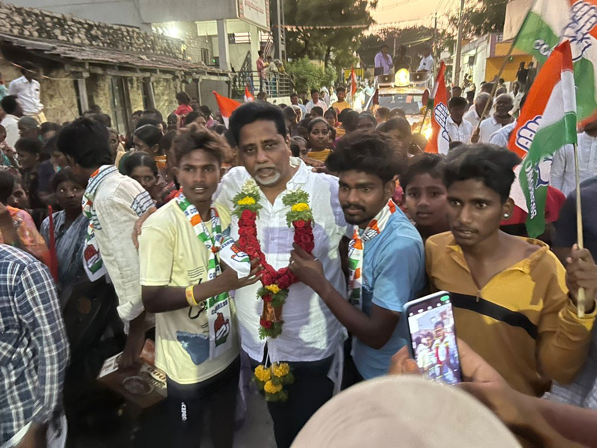 hnfimamniyazi's tweet image. ಇಂದು ಹೊಸಪೇಟೆಯ ಗಾದಿಗನೂರು ಗ್ರಾಮದಲ್ಲಿ 90- ವಿಜಯನಗರ ವಿಧಾನಸಭಾ ಕ್ಷೇತ್ರದ ಕಾಂಗ್ರೆಸ್ ಪಕ್ಷದ ಅಭ್ಯರ್ಥಿಯಾದ #HRgaviyappa  ಅವರ ಪರ ವಿಜಯನಗರ ಜಿಲ್ಲಾ ಕಾಂಗ್ರೆಸ್ ಪ್ರಚಾರ ಸಮಿತಿಯ ಅಧ್ಯಕ್ಷರಾದ @hnfimamniyazi ಅವರು ಪ್ರಚಾರದಲ್ಲಿ ಪಾಲ್ಗೊಂಡು ಬಿಜೆಪಿ ವೈಫಲ್ಯಗಳ ಕುರಿತು ಮಾತನಾಡಿದರು 
@INCKarnataka @MBPatil #ಜೈಕಾಂಗ್ರೆಸ್