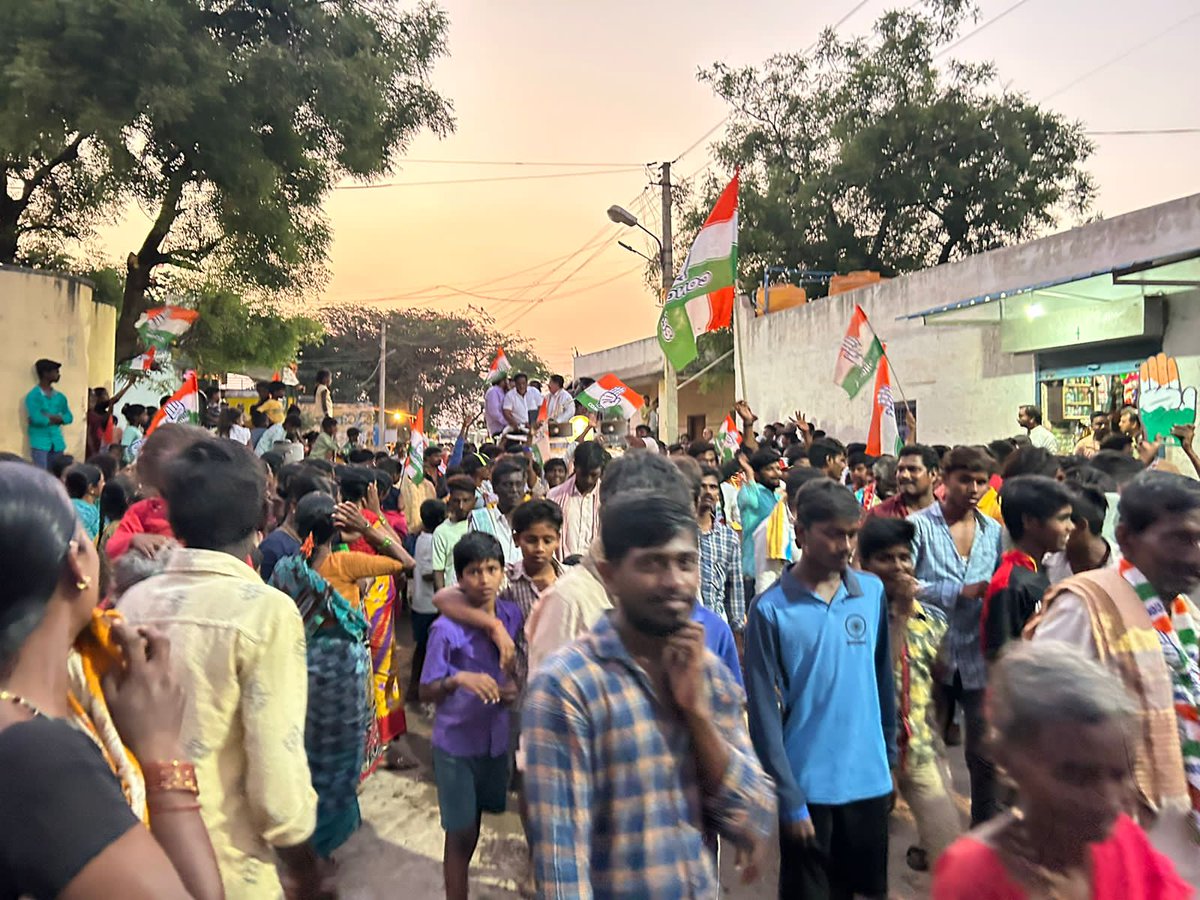 hnfimamniyazi's tweet image. ಇಂದು ಹೊಸಪೇಟೆಯ ಗಾದಿಗನೂರು ಗ್ರಾಮದಲ್ಲಿ 90- ವಿಜಯನಗರ ವಿಧಾನಸಭಾ ಕ್ಷೇತ್ರದ ಕಾಂಗ್ರೆಸ್ ಪಕ್ಷದ ಅಭ್ಯರ್ಥಿಯಾದ #HRgaviyappa  ಅವರ ಪರ ವಿಜಯನಗರ ಜಿಲ್ಲಾ ಕಾಂಗ್ರೆಸ್ ಪ್ರಚಾರ ಸಮಿತಿಯ ಅಧ್ಯಕ್ಷರಾದ @hnfimamniyazi ಅವರು ಪ್ರಚಾರದಲ್ಲಿ ಪಾಲ್ಗೊಂಡು ಬಿಜೆಪಿ ವೈಫಲ್ಯಗಳ ಕುರಿತು ಮಾತನಾಡಿದರು 
@INCKarnataka @MBPatil #ಜೈಕಾಂಗ್ರೆಸ್
